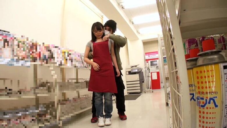 地味で巨乳な新人バイト 吉永あかね 1枚目