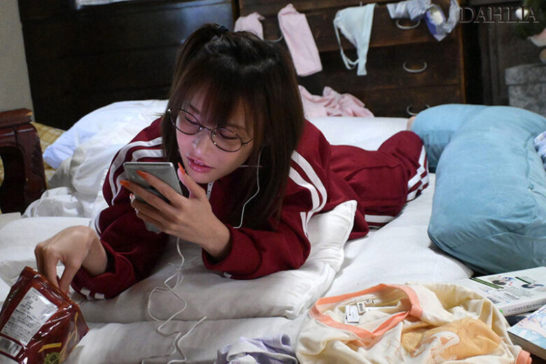 数年ぶりに帰省した田舎で喪女ニートになっていた姉の隠れ巨乳を揉みまくったら性欲に火がついて跨り続けられた3日間 入田真綾 2枚目