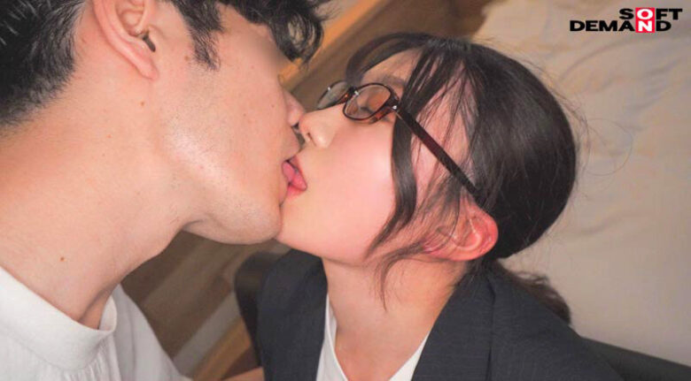 【会社に内緒・自宅で初撮り】奨学金450万、限界新卒ちゃん。地味っぽいけど脱いだらクッソむちエロ漫画ボディ。 きよか 24歳 4枚目