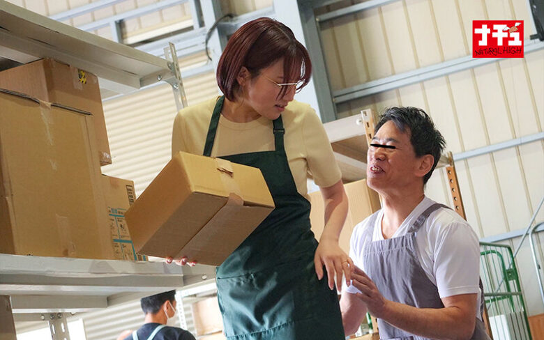 倉庫勤務中でも拒めずやらせてくれる地味巨乳パート妻は騎乗位になると物凄いこねくり腰で中出しをせまるエロ狂いに豹変2 3枚目