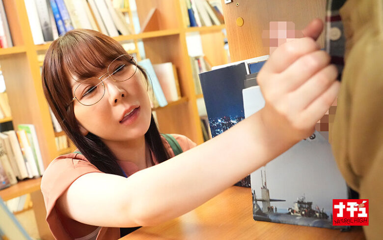 青年チ○ポを本棚越し手コキでこっそり発射させ声我慢SEXで中出しまでさせる年下好き美人司書 12枚目