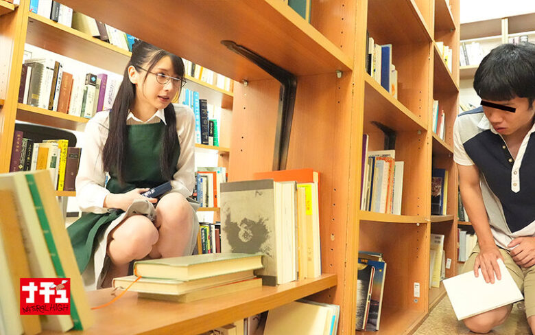 青年チ○ポを本棚越し手コキでこっそり発射させ声我慢SEXで中出しまでさせる年下好き美人司書 5枚目