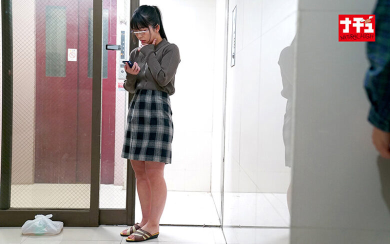 女性専用マンション羞恥 ねっとり微乳いじりで腰をヒクつかせ感じまくる地味娘 3枚目