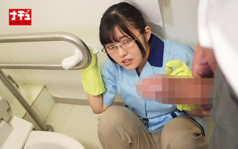 オフィス清掃中の眼鏡巨乳妻にぶっかけセクハラ 3枚目