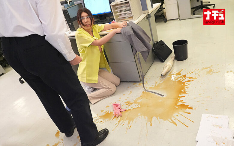 オフィス清掃中の眼鏡巨乳妻にぶっかけセクハラ 16枚目