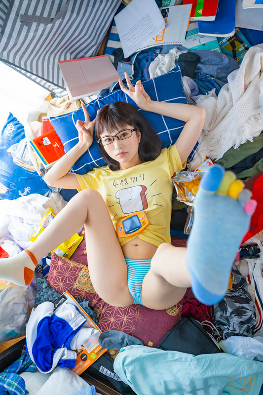 アラサー喪女ニート2 母親と喧嘩して家出した従姉が自宅へ来て、自分よりクソニートだとレッテルを貼られた。 隠れ巨乳の従姉（27） 天宮花南 2枚目