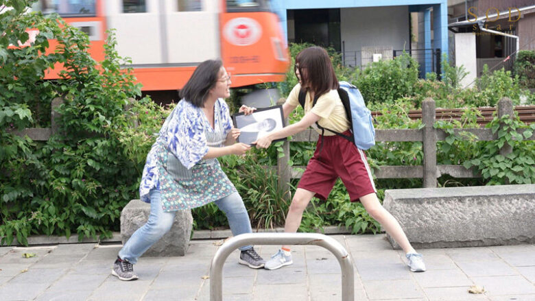 アラサー喪女ニート2 母親と喧嘩して家出した従姉が自宅へ来て、自分よりクソニートだとレッテルを貼られた。 隠れ巨乳の従姉（27） 天宮花南 3枚目