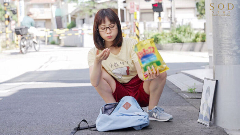 アラサー喪女ニート2 母親と喧嘩して家出した従姉が自宅へ来て、自分よりクソニートだとレッテルを貼られた。 隠れ巨乳の従姉（27） 天宮花南 4枚目