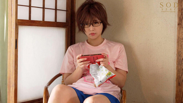 突然、弟が数年ぶりに帰省した。実家暮らしの私は三十路なのに未だ家事手伝い（ニート）で恥ずかしかった。 アラサー喪女ニート 隠れエロ尻の姉（30） 紗倉まな 【AV debut 12周年記念 特典映像付き】 4枚目