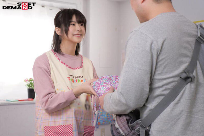 地味だけど妙にそそられる新米保育士のいつか先生に誘惑されて、密会不倫セックスにハマってしまった最低保護者の僕。 神代いつか 10枚目