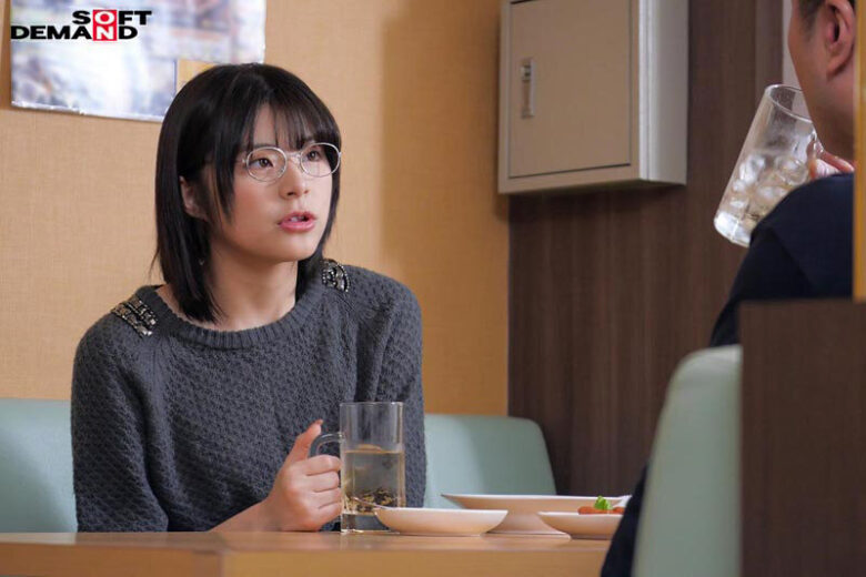 地味だけど妙にそそられる新米保育士のいつか先生に誘惑されて、密会不倫セックスにハマってしまった最低保護者の僕。 神代いつか 3枚目