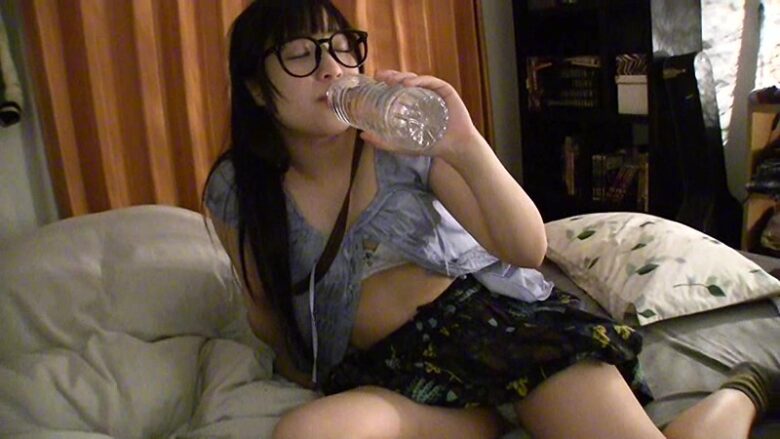 隣の中出し変態デカ尻メガネっ娘がやってくる ツンデレお漏らし痴女 栄川乃亜 1枚目
