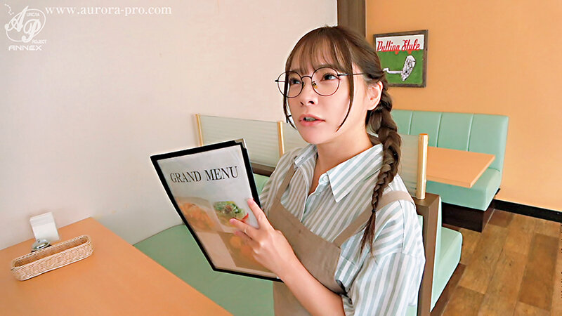 隠れ肉食女子の誘惑 喫茶店で働く地味子ちゃんはオヂ好きの隠れビッチ！マスターを痴女って店内密会！ 一条みお 2枚目