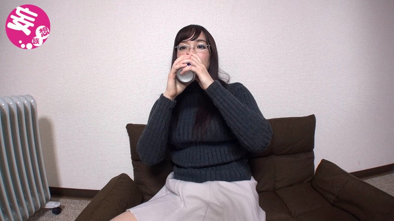 ムチムチ地味メガネっ娘。 AV撮影に興味津々のむっつりスケベ女子が、初潮吹き、初巨根でアヘ顔！ 1枚目