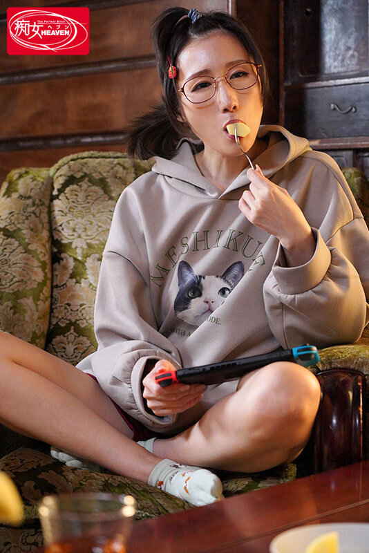 綺麗だった姉が地味巨乳喪女ニート 結婚に失敗して実家に引きこもり性欲だけが溜まってヲタクスケベ化したジュリ姉に都合のイイ肉棒として中出しオモチャにされる僕。帰省先の実家で精子びゅるびゅる10射精（汗） JULIA 1枚目