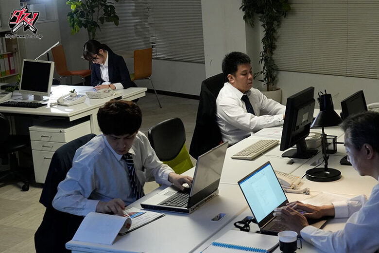 ストレスで限界超えた社畜の性処理ターゲット。狂気的ザーメン漬けで堕ちた地味OL巨乳肉便器 五日市芽依 1枚目