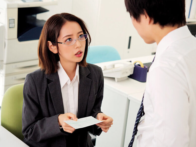 経費でピンサロ行ったことが経理の女子社員にバレて叱られると思ったら僕に惚れてたみたいで嫉妬のジト目フェラで何度も抜かれまくった 美咲かんな 1枚目