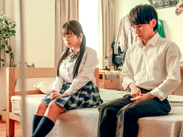 どうしても夏休み中に童貞を捨てたくて幼なじみと初体験したらSEXの気持ち良さにお互いどハマりしてしまい宿題放ったらかしで三日三晩ハメまくった 羽月乃蒼 1枚目