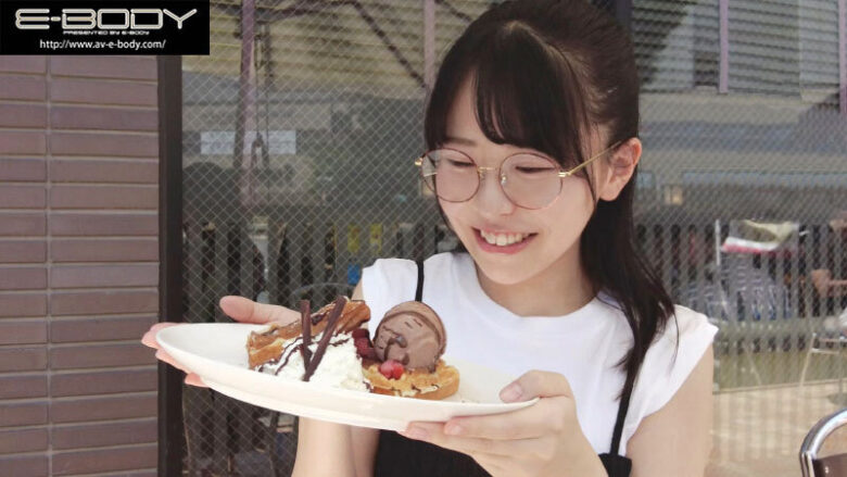 初めて出来た彼女を脱がしたら… 着衣からは想像できない色白美巨乳だしメガネ姿からは想像できない可愛い素顔 大興奮の僕は性欲尽きるまでハメまくった 柏木こなつ 2枚目