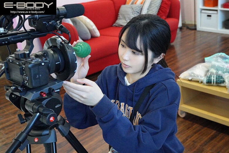 「監督志望だけど本当は女優さんになりたかった」 制作会社3年目の地味AD國森ありさ 諦めていたAV女優に大変身デビューします！ 1枚目