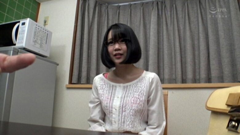 地味でオタクなメガネ女子が来たので面接からの流れでAV撮ってみた件6 ひなた 1枚目