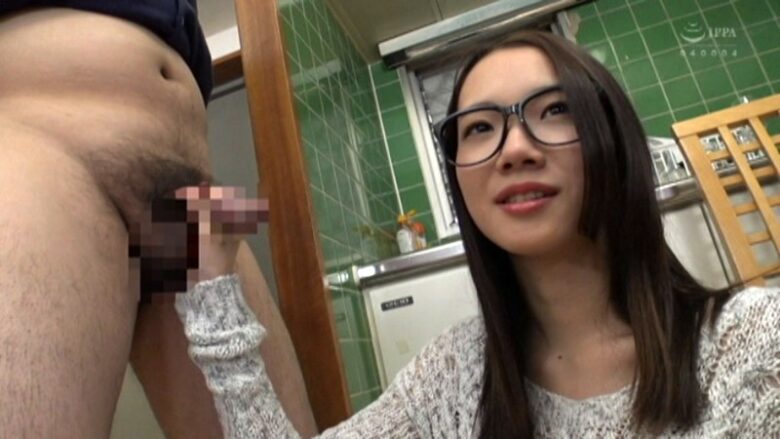 地味でオタクなメガネ女子が来たので面接からの流れでAV撮ってみた件7 みゆき 2枚目