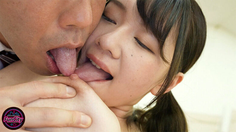 クラスでは真面目な地味っ娘はバレたらヤバい状況で焦る男にIcup隠れ巨乳で挑発する小悪魔J系だった！密着囁き淫語で誘惑されて…小坂ひまり 14枚目