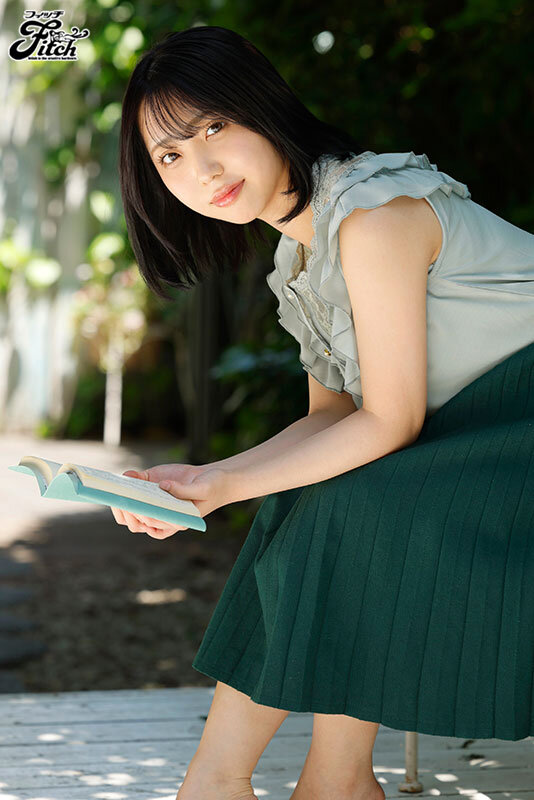 地味だけど脱いだら凄かった！恋愛小説家AV Debut！恋愛経験の少ない20歳の美巨乳Fカップ 卯佐美りん 5枚目