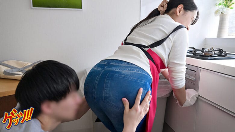 地味にエロい家事代行妻の肉感デカ尻に思わず即尺発射 気まずいと思いつつもまた押しかけてきたのでそのままデカチン即ハメ中出し 7枚目