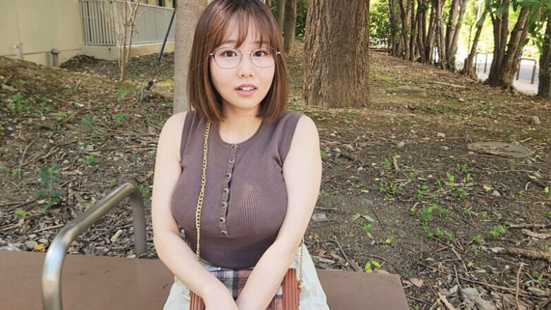 応募して来た爆乳Iカップのむっつりメガネ腐女子、撮影現場で気持ち良すぎて潮吹きまくり白目剥いてイキまくる衝撃映像が撮れてしまった件。 2枚目
