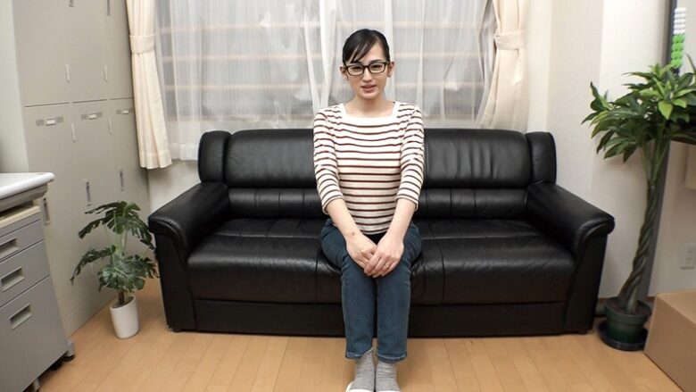 スーパーの鮮魚売り場でパートをする天然剛毛デカ乳のメガネ主婦 永倉さん32歳 1枚目