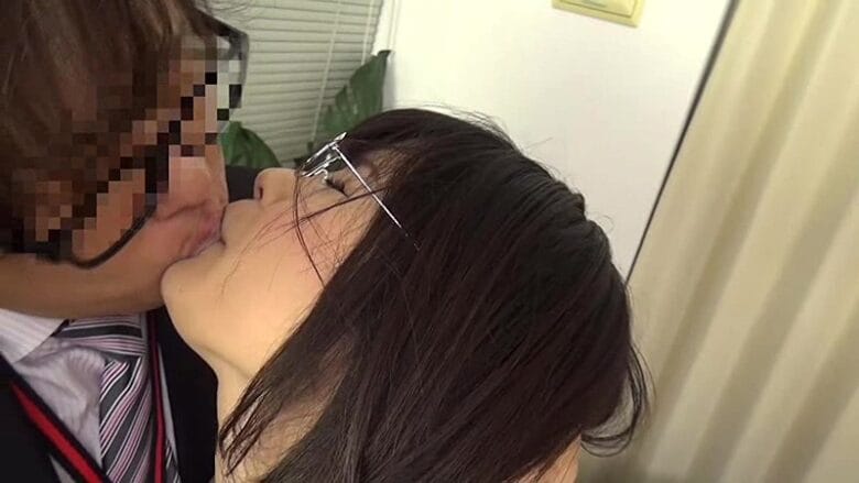 『高偏差値大学に通う地味で真面目そうな眼鏡女子ほど、実は超エロいって本当？』試しに声を掛けてみたら…、敏感過ぎて痙攣しながら潮吹きまくりでイキ果てちゃいました…。 8 18枚目