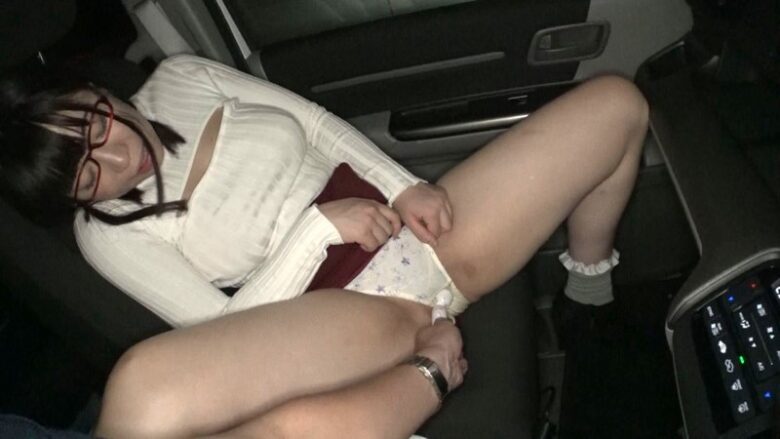 天然芋っこ地味めがね巨乳のむっつりスケベちゃんの本性は潮吹きまくりエビ反り痙攣中出し逝き少女！ 8枚目