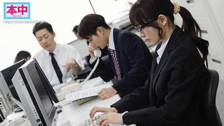 地味で物静かなOLの裏顔 退勤後に誰もが振り向く夜の蝶に変身し、所かまわず男を食い漁っていることを同僚たちはまだ知らない。 ギラパコBITCH メタモルフォーゼ中出し性交 五日市芽依 1枚目