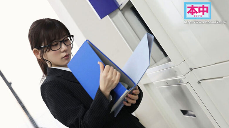 地味で物静かなOLの裏顔 退勤後に誰もが振り向く夜の蝶に変身し、所かまわず男を食い漁っていることを同僚たちはまだ知らない。 ギラパコBITCH メタモルフォーゼ中出し性交 五日市芽依 2枚目