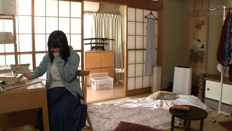 隣の地味な女子大生は隠れ爆乳の眼鏡腐女子 稲場るか 1枚目