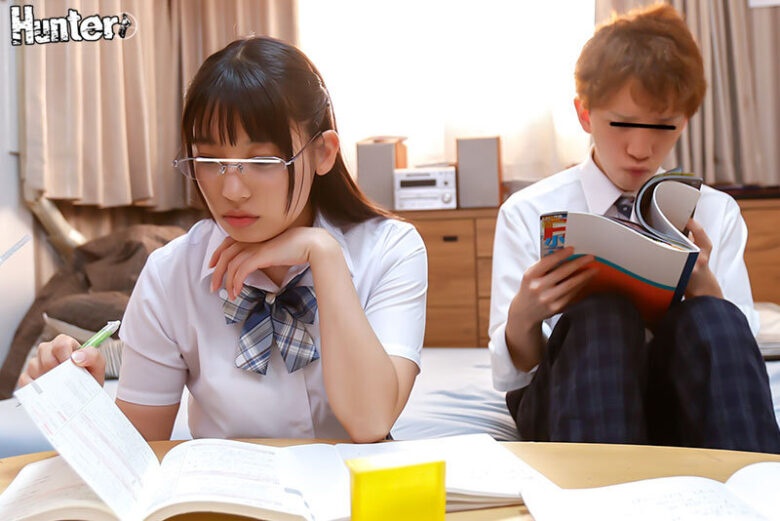 「恥ずかしいから絶対に見ないで（実は私こんなにHなの…）」見られてなければ羞恥心ゼロ！地味で恥ずかしがり屋な幼馴染女子の淫乱過ぎる本当の姿！ 3枚目