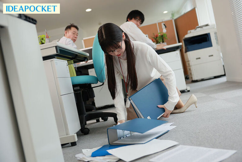 黒髪おさげで眼鏡部下のカラダが予想以上にスケベ過ぎて…二人で会社をバックレて朝から晩まで性欲尽きるまでとにかくハメまくった24時間 桜空もも 2枚目