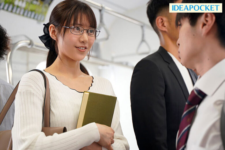 毎朝電車の端の席で読書をしている清楚美人お姉さんがM男を痴女って弄ぶ特殊性癖の持ち主だったなんて… 愛才りあ 2枚目