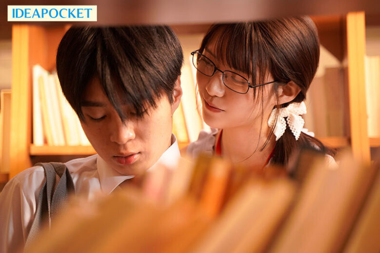 毎朝電車の端の席で読書をしている清楚美人お姉さんがM男を痴女って弄ぶ特殊性癖の持ち主だったなんて… 愛才りあ 3枚目