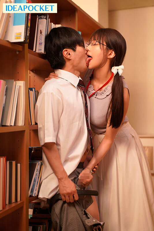 毎朝電車の端の席で読書をしている清楚美人お姉さんがM男を痴女って弄ぶ特殊性癖の持ち主だったなんて… 愛才りあ 4枚目