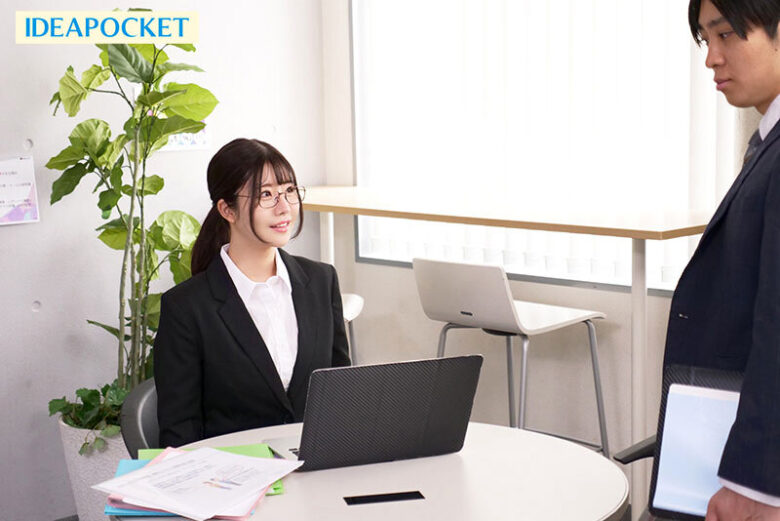 上京したてで友達のいない後輩社員と酔った勢いでお泊りすることに… 脱がせたら予想外のスリム巨乳で興奮しっぱなしの僕は一晩中ハメまくった 坂井美桜 2枚目