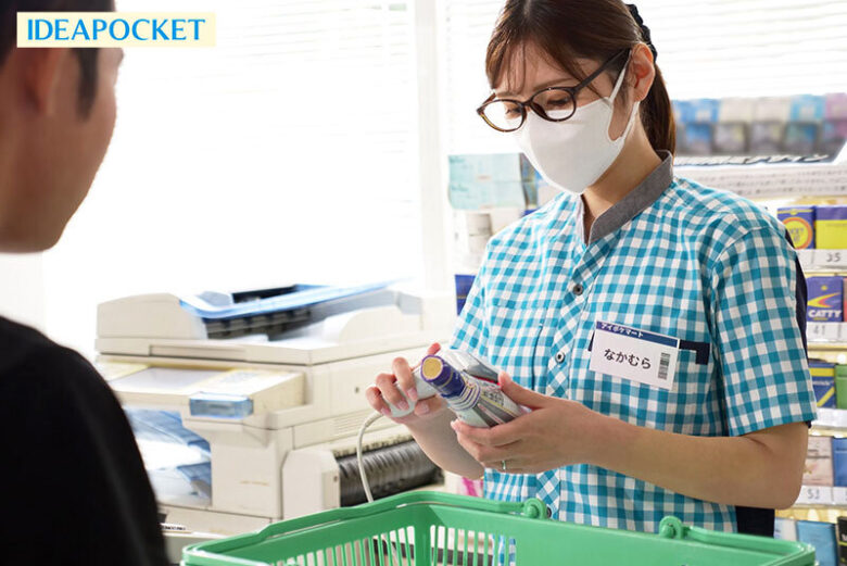 コンビニの年下バイトから女として求愛され 不倫にハマってしまった愛に飢える元タレント人妻 仲村みう 1枚目