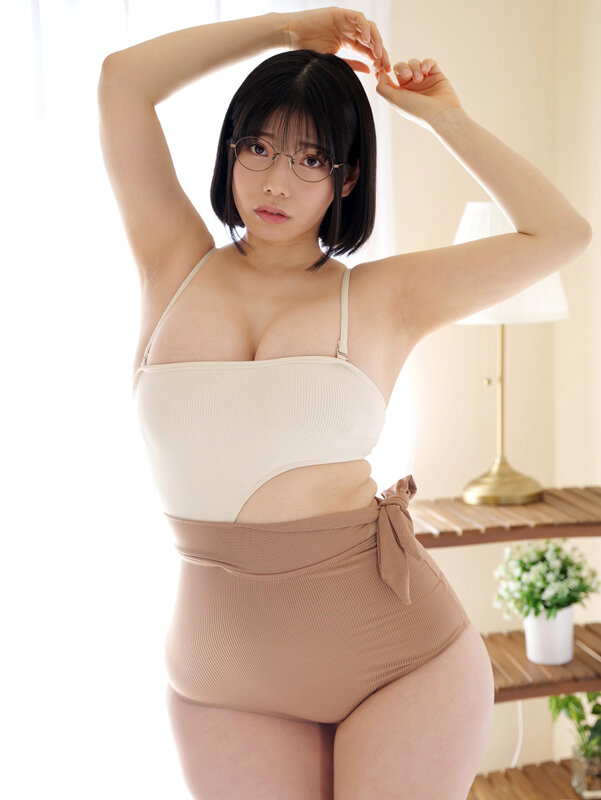 嗚呼、押しに弱すぎるよ。悪魔的ロケット乳の地味メガネ爆乳しろ～と娘。隠し撮りからのAV出演記録。 2枚目