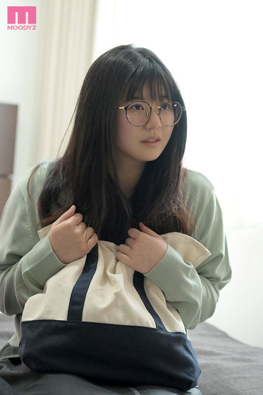 新人 古書店で立ち読みしている眼鏡っ娘インキャJDをナンパしたら、官能小説でオナニーしてる隠れ巨乳で大量潮吹く変態ちゃんだった件 ひなちゃん 2枚目