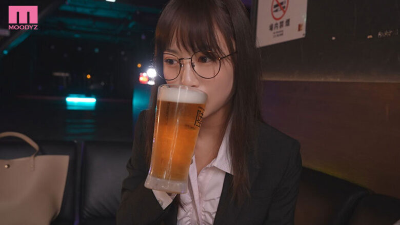 いつも地味メガネ女上司を酔わせたら…囁き誘惑キス魔になって何度も何度も勃起に持ち込まれ飲めば飲むほど無限中出し！！ 天宮花南 1枚目