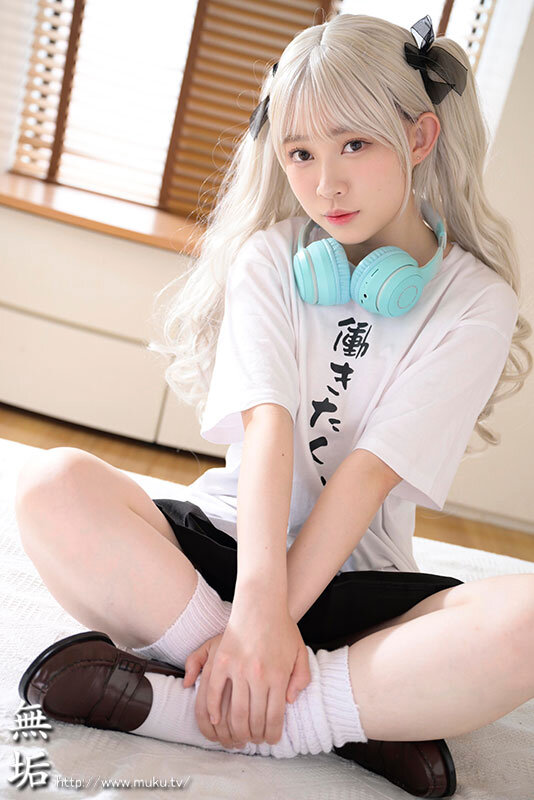 オジサンに没頭する発情コスプレイヤー 清楚で引きこもりな宅コス少女と敏感・お漏らし・変態着衣性交 6SEX 七瀬ほのか 1枚目