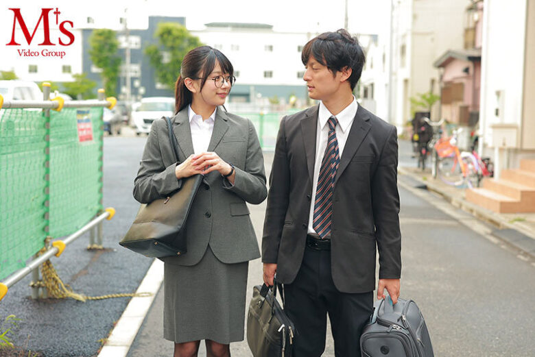 出張先のホテルで大人しい後輩女子社員とまさかの相部屋シングルベッド 突然、豹変した彼女は困惑するボクを密着誘惑し朝が来るまでひたすら痴女り続けた。 北岡果林 2枚目