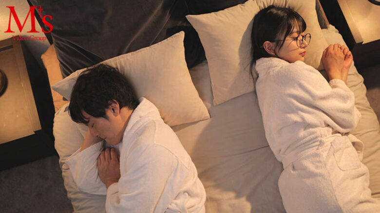 出張先のホテルで大人しい後輩女子社員とまさかの相部屋シングルベッド 突然、豹変した彼女は困惑するボクを密着誘惑し朝が来るまでひたすら痴女り続けた。 北岡果林 3枚目