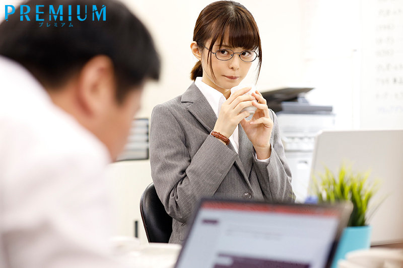 「先輩、今日はどんなふうにイキたいですか…？」地味な後輩女子社員に異常に愛されたあの日から貪り尽くされ、中出しされまくっているオレ。 月乃ルナ 2枚目